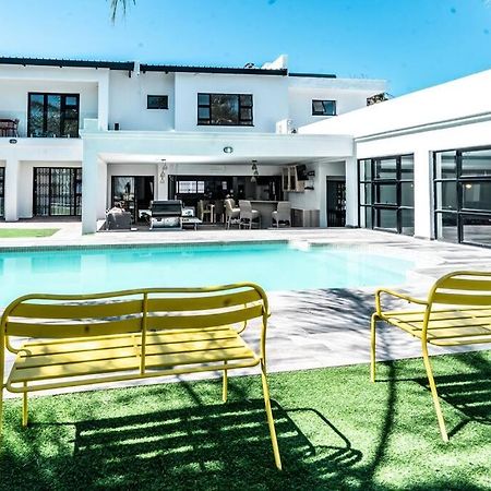 Private Modern 10 Bdrm Home Tucked Away In Sandton Johannesburg Exterior photo