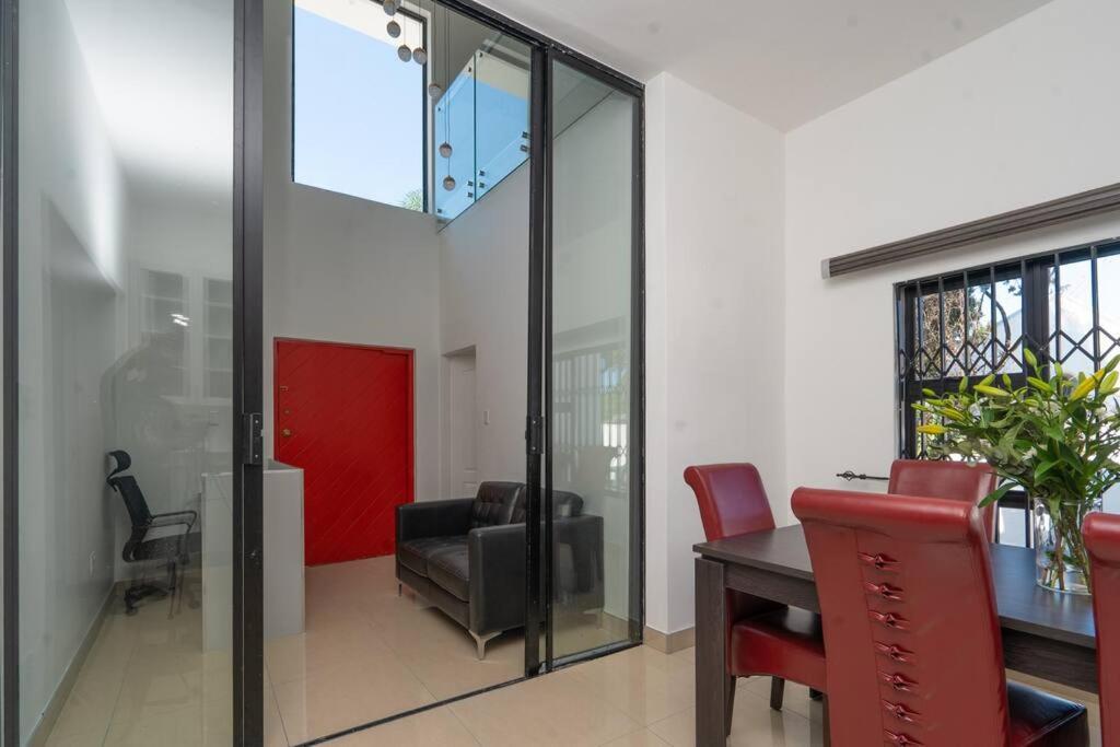 Private Modern 10 Bdrm Home Tucked Away In Sandton Johannesburg Exterior photo