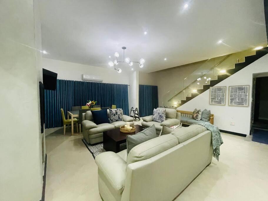 Private Modern 10 Bdrm Home Tucked Away In Sandton Johannesburg Exterior photo