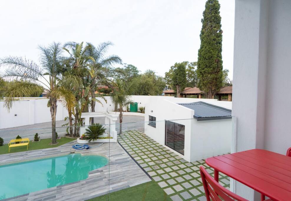 Private Modern 10 Bdrm Home Tucked Away In Sandton Johannesburg Exterior photo