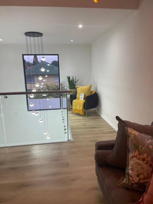Private Modern 10 Bdrm Home Tucked Away In Sandton Johannesburg Exterior photo