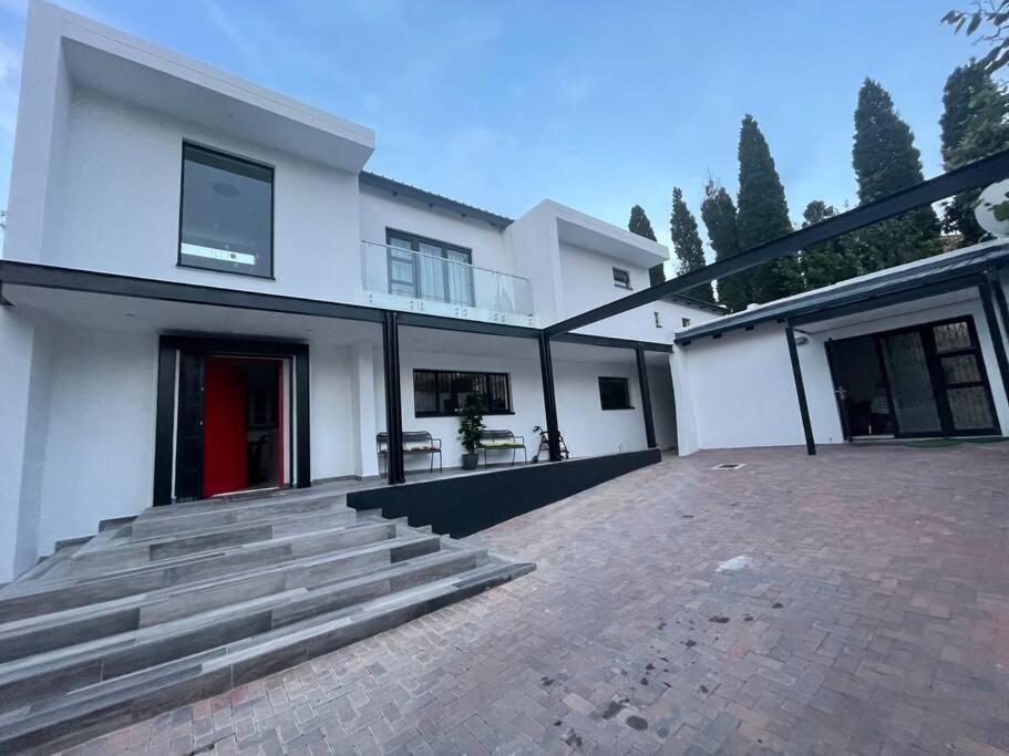 Private Modern 10 Bdrm Home Tucked Away In Sandton Johannesburg Exterior photo